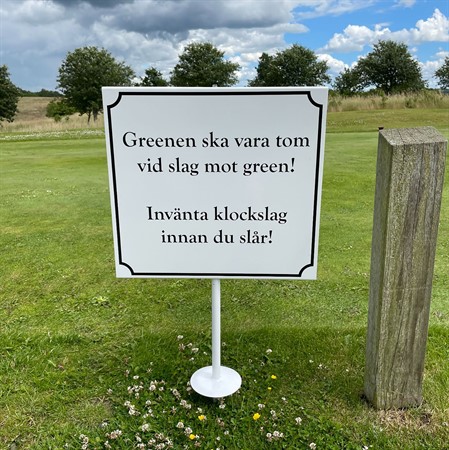 Skylt med varningstext